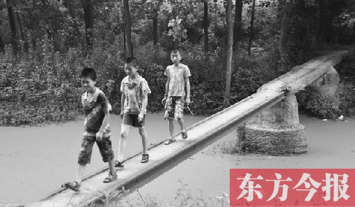 這座寬僅0.4米的危橋，承擔(dān)著1000多人的出行