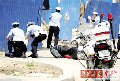 　一名歹徒被抓獲，另一名歹徒持槍劫持了一名門(mén)衛(wèi)。
