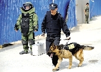 排爆專家、警犬在現(xiàn)場(chǎng)待命。