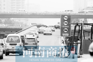 紫荊山立交橋上橋口，已經(jīng)有非綠標車禁止通行的標志 王春勝/攝