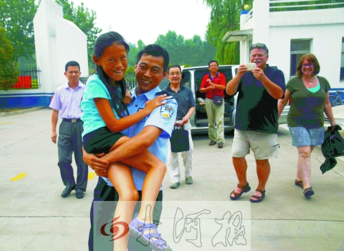 黨心松一行人剛下車，楊衛(wèi)軍就一把抱起了她，流露出幸福的笑容，不遠(yuǎn)處史蒂夫拍照銘記這一刻。
