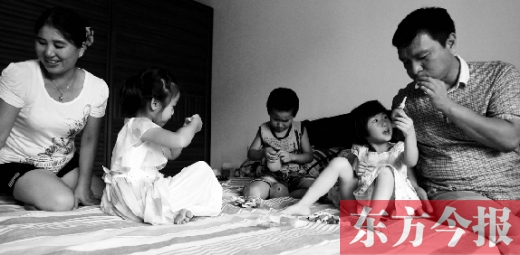 昨日，鄭州市民蔣先生的家中，一家人陪著妞妞（右二）玩耍