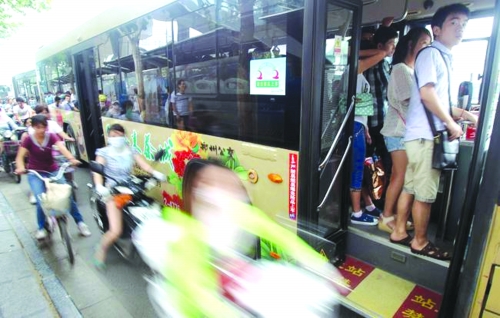 　　7月12日，鄭州市花園路，下班高峰期。