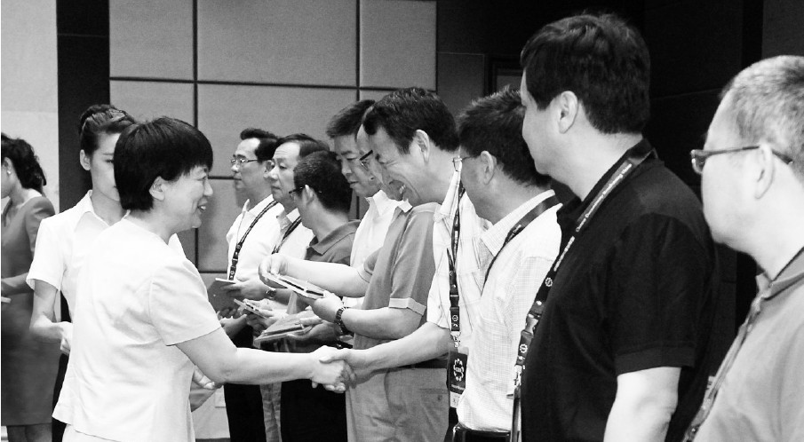 河南省委常委、宣傳部長趙素萍給中國紀(jì)錄片播出聯(lián)盟理事臺發(fā)放牌匾