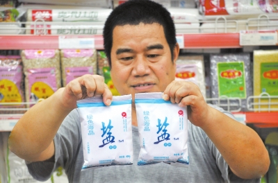 在漯河一家超市，市民選購的“高價(jià)鹽” 記者仵樹大攝