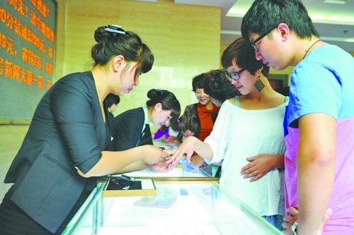 在北上廣等一線城市，鉆戒價(jià)格與國際接軌，價(jià)格不高，引發(fā)市民搶購潮。