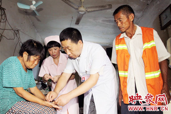鄭州市管城區(qū)人民醫(yī)院院長(zhǎng)張彥軍親自為謝秀進(jìn)診斷，并為他們帶去了500多元的治療藥品。