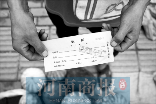 百花路附近的瓜農(nóng)宋師傅交完衛(wèi)生費后收到一張收據(jù)，但沒有收款單位