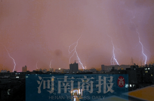 昨天21:30左右，雷電頻頻“光顧”鄭州市區(qū)