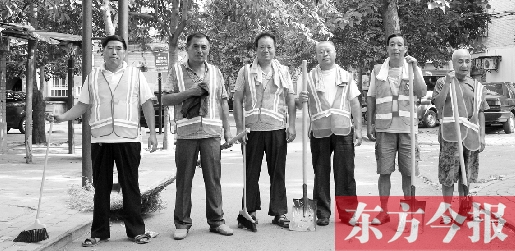 昨天下午6點，6名環(huán)衛(wèi)工人相伴乘坐B1返回27公里外的花園口村。