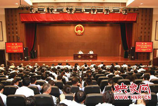 9月3日上午，河南省高級人民法院召開機(jī)關(guān)全體黨員干部大會