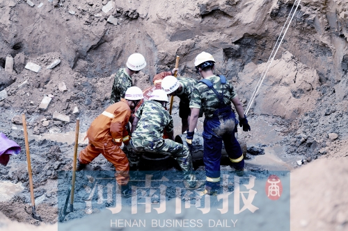 　　7個多小時的奮力救援，也沒能救回這個孩子
