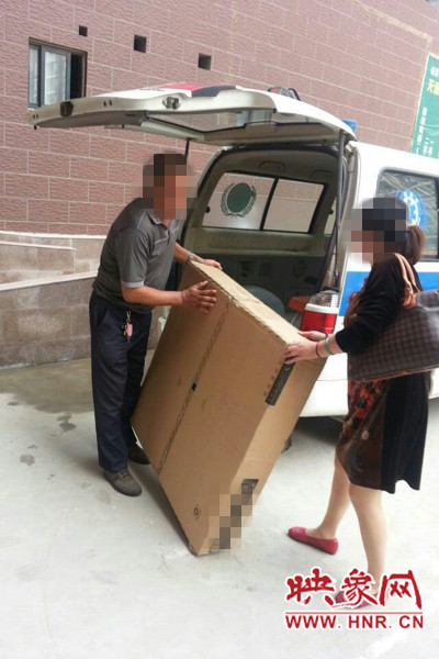 工作人員正在搬卸家具。