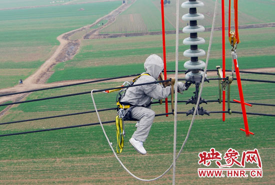 超高壓輸電線是樊建軍工作的主戰(zhàn)場(chǎng)，他現(xiàn)在雖然不經(jīng)常登塔，但在塔下卻并不輕松。