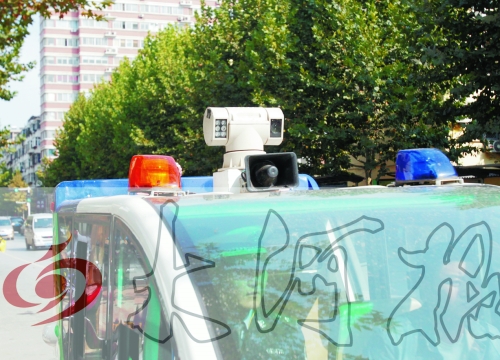 巡查車車頂裝有360度攝像頭,對(duì)路面違章停車行為抓拍取證。
