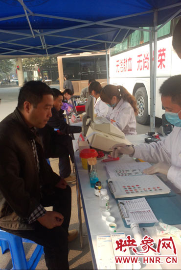 上午10時許，幾位市民在河南省人民會堂門口獻血