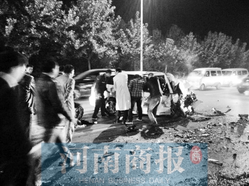 慘劇現(xiàn)場，眾人紛紛上前施救，有人拉住變形的車門，為傷者爭取救援時(shí)間
