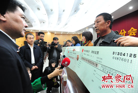 最高人民法院執(zhí)行局局長(zhǎng)劉貴祥、河南省高級(jí)人民法院院長(zhǎng)張立勇親手為申請(qǐng)執(zhí)行人員發(fā)放執(zhí)行款