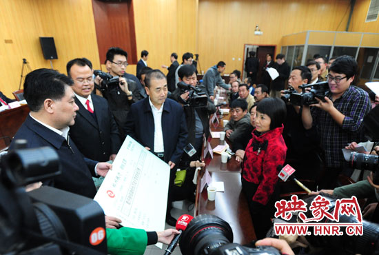 最高人民法院執(zhí)行局局長(zhǎng)劉貴祥、河南省高級(jí)人民法院院長(zhǎng)張立勇親手為申請(qǐng)執(zhí)行人員發(fā)放執(zhí)行款
