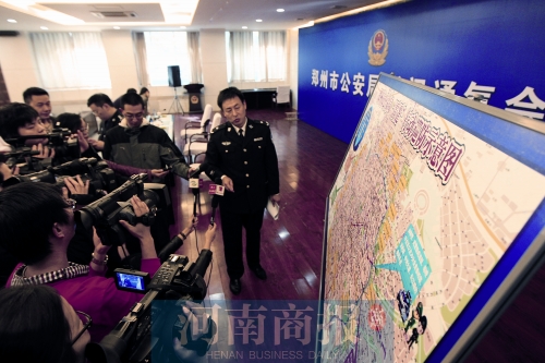 警方負(fù)責(zé)人向媒體介紹戰(zhàn)果，左上圖為警方繳獲的犯罪嫌疑人作案工具 記者 王春勝/圖