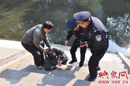 該男子滾入冰冷的金水河，嗆了幾口污水，連滾帶爬從水中出來，隨后被金水路派出所民警救上岸。