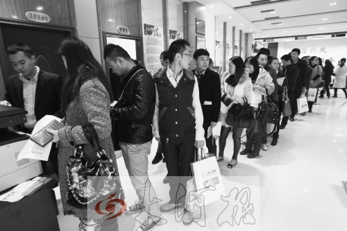 昨天,除復(fù)印材料處有新人排隊(duì)外,金水區(qū)民政局婚姻登記處大廳內(nèi)處未見(jiàn)新人排隊(duì)的火爆場(chǎng)景。