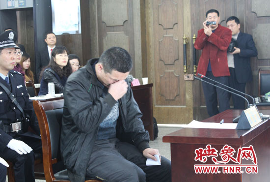 庭審現(xiàn)場(chǎng)，被告人常樹(shù)民哽咽著宣讀手中的悔恨書(shū)。