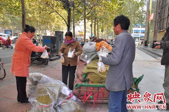 在賣粉條的時候,還有市民給他們送飯。