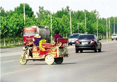 由于沒有硬隔離，鄭開大道上經(jīng)常出現(xiàn)機(jī)動(dòng)車橫穿馬路的現(xiàn)象