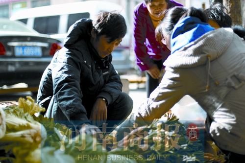 附近的市民得知了他的遭遇，紛紛前來買菜