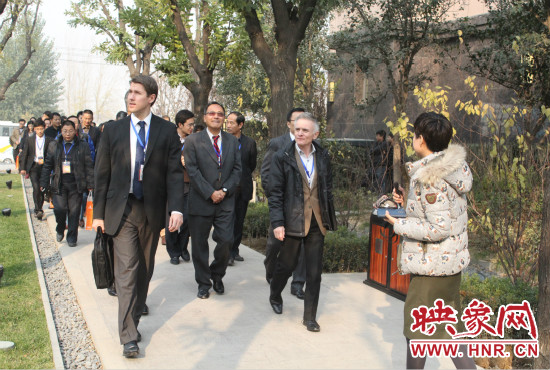 河南鄭州2013服務(wù)外包大會(huì)的嘉賓們參觀了金水科教園區(qū)和河南外包產(chǎn)業(yè)園并留下了深刻的印象。