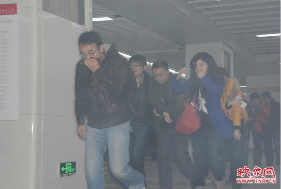 演習(xí)中，地鐵乘客從地鐵車廂中跑出。
