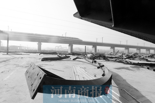 　鐵路兩側，不少建筑物已經被拆除