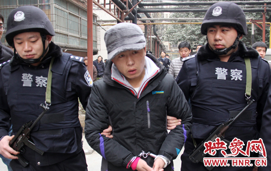 12月18日上午，鄭州警方帶一名犯罪嫌疑人指認現(xiàn)場