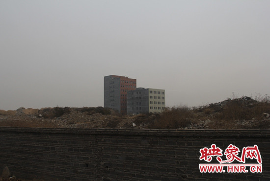一墻之隔，但內(nèi)外環(huán)境卻截然不同