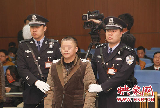 被告人被法警帶上法庭時，身上沒有戒具，也沒有剃光頭。（圖片來源于微博@豫法陽光）
