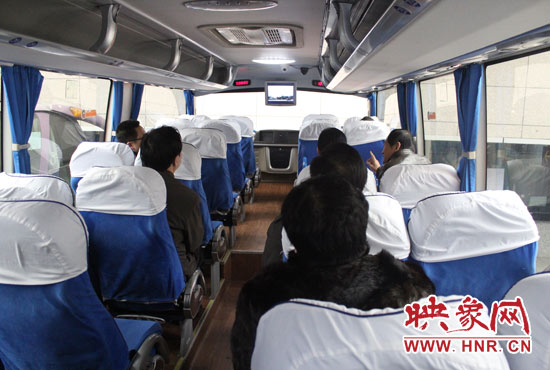 大巴車內(nèi)均在播放著這部以農(nóng)民工討薪為題材的微電影。
