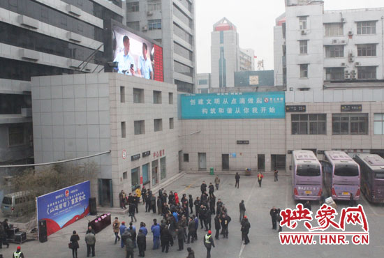大巴車內(nèi)均在播放著這部以農(nóng)民工討薪為題材的微電影。