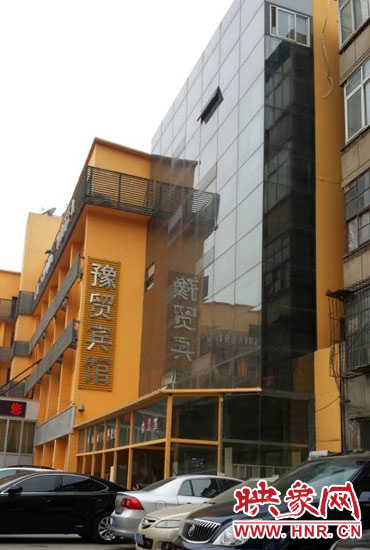 該酒店為加蓋樓層統(tǒng)一安裝上黑色玻璃，從前面看不出加蓋的痕跡