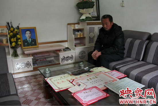 救火英雄鄭春光的父親和兒子獲得榮譽證書。