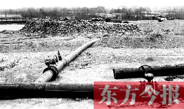 鄭州首座垃圾沼氣電廠并網(wǎng)發(fā)電，集氣管一端連接垃圾山深處，一端連接電廠集氣裝置