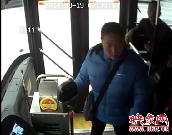 鄭州一女子因嫌公交跑得慢 發(fā)飆揪住車長(zhǎng)險(xiǎn)釀慘禍 鄭州一女子因嫌公交跑得慢 發(fā)飆揪住車長(zhǎng)險(xiǎn)釀慘禍