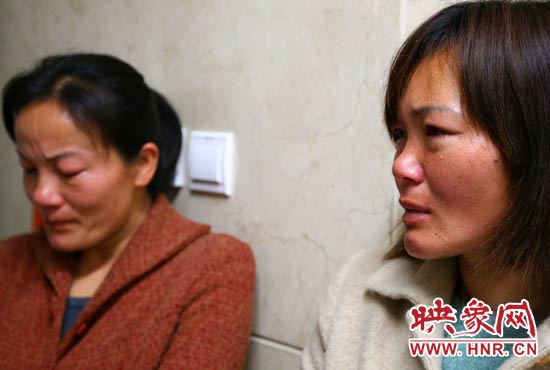 提及現(xiàn)狀，柴小快的女兒不住流淚。