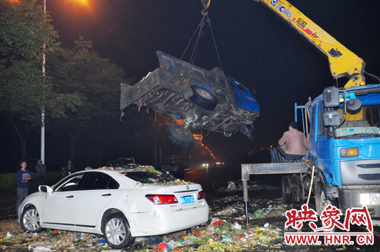 1點40許，兩輛車先后被吊起并拖離現(xiàn)場，停車場的幾位員工將路面清掃干凈，隨后該路段恢復通行。