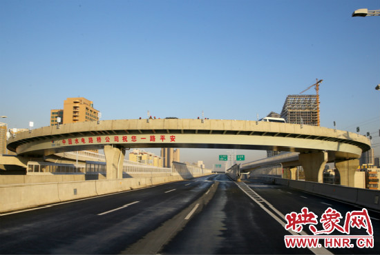 右側(cè)車道為北三環(huán)快速路文化路出口輔道。