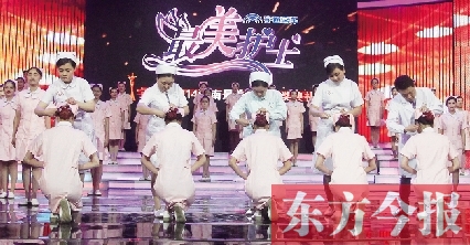 5月6日，“最美護士”的獲獎?wù)呓o新護士授帽