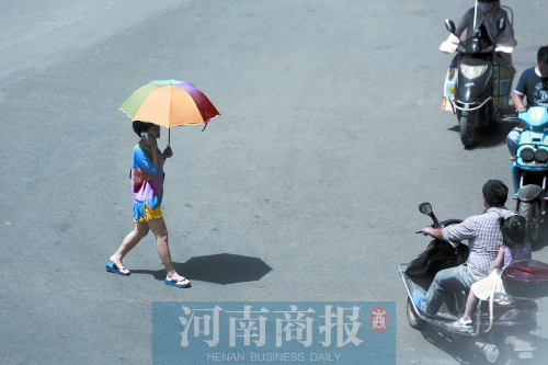昨天，鄭州市區(qū)氣溫達(dá)到36.5℃ 記者 侯建勛/攝