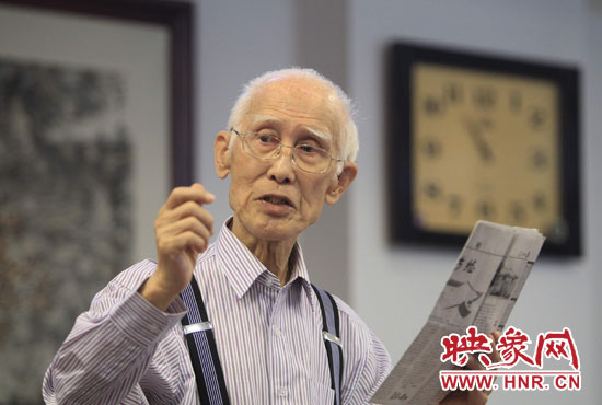余光中現(xiàn)場(chǎng)朗誦新詩《招魂》。