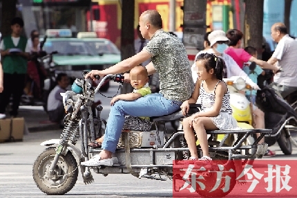 這樣帶著孩子，一個(gè)剎車，孩子就有可能摔下車