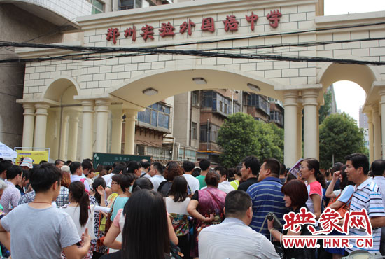 考試快結(jié)束時(shí)，陪考的家長(zhǎng)涌入學(xué)校接孩子。